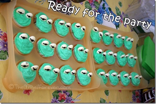 Kermit Cupcakes ready for the party